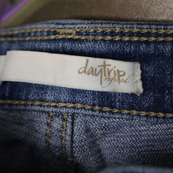 Distressed boyfriend jeans - Picture 2 of 7